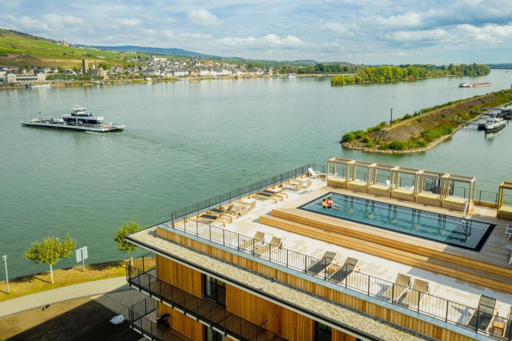 un grande fiume con una barca in acqua di PAPA RHEIN - Hotel & Spa a Bingen am Rhein