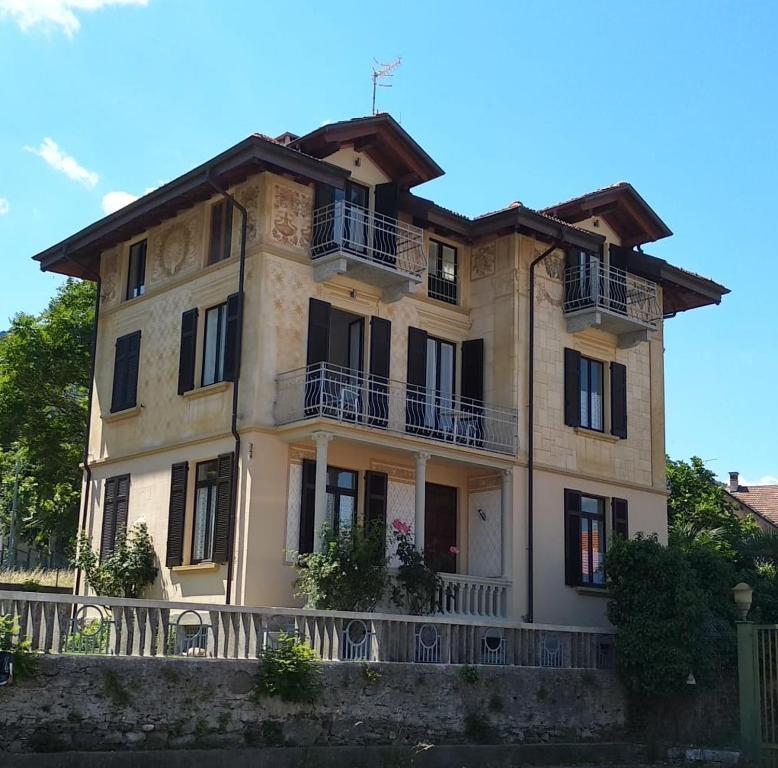 a large building with balconies on top of it at Villa Peachey, Intero piano con giardino in Stresa