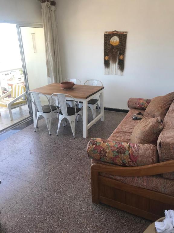 Svetainės erdvė apgyvendinimo įstaigoje Piriapolis apartamento