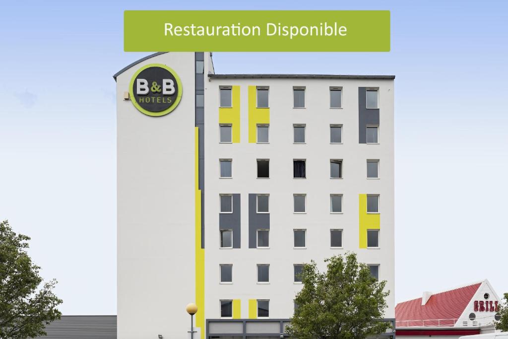 uma representação de um edifício branco com um sinal amarelo e branco em B&B HOTEL Lyon Vénissieux em Vénissieux