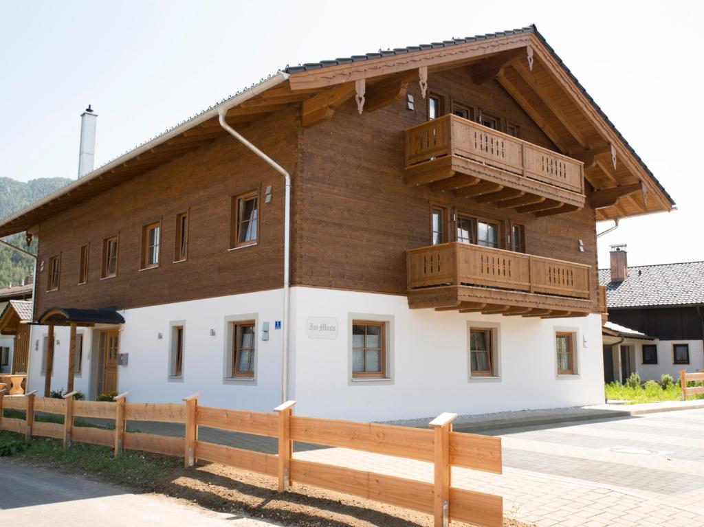 因泽尔Haus im Moos - Chiemgau Karte的一座大型建筑,上面设有木制阳台