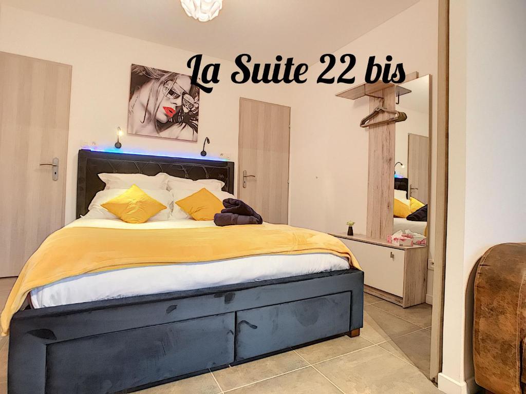 Un pat sau paturi într-o cameră la LA SUITE 22 BIS