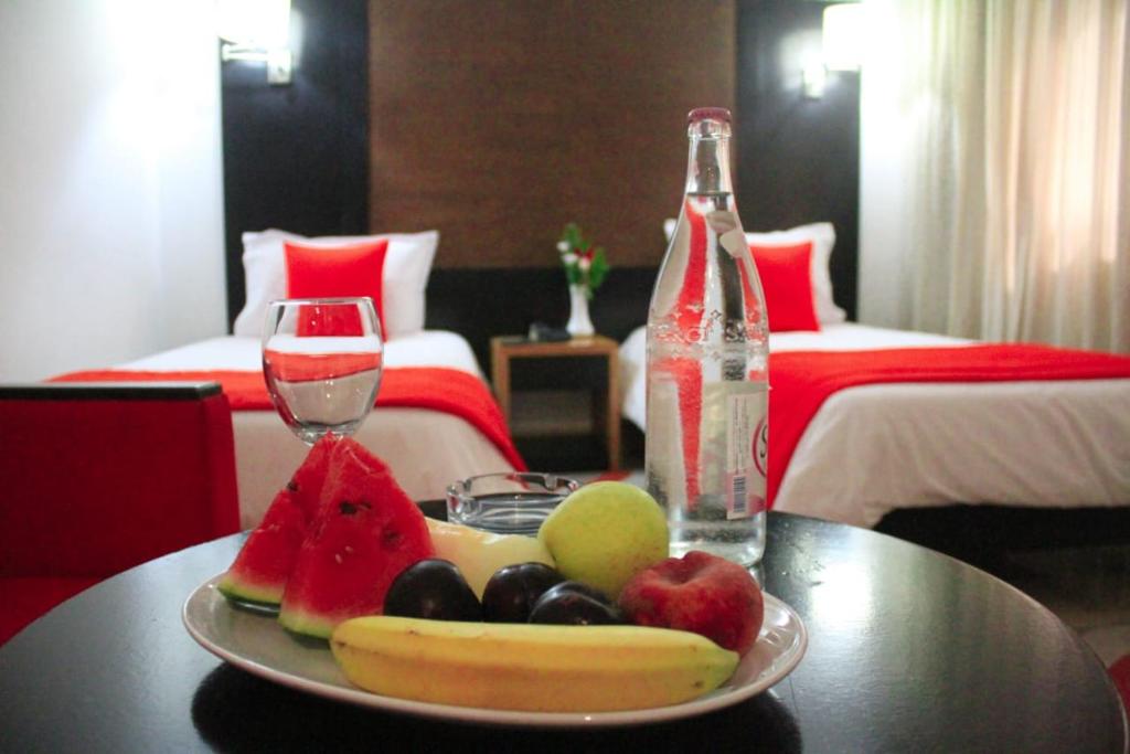 um prato de fruta numa mesa num quarto de hotel em hôtel LE PACHA em Tunes