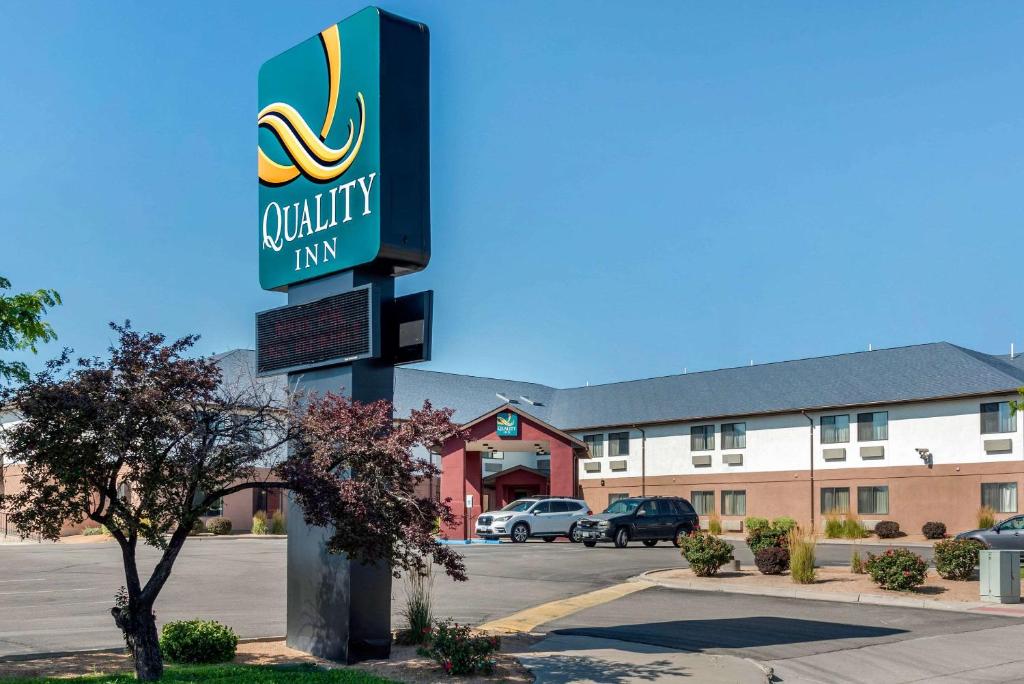 普韦布洛Quality Inn I-25的停车场前的酒店标志