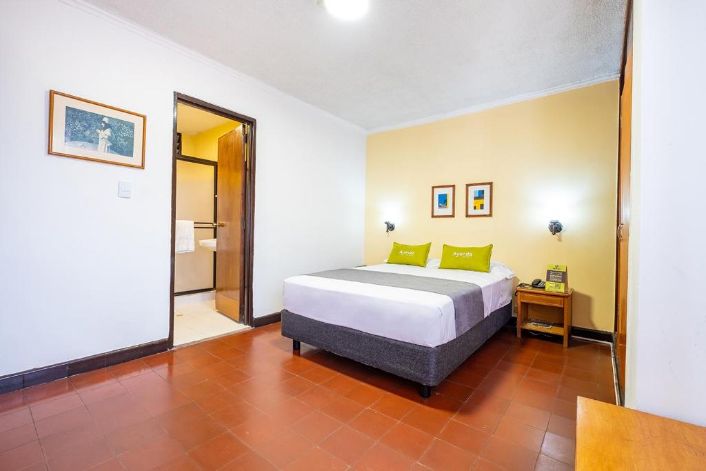 A bed or beds in a room at Ayenda 1502 Principe