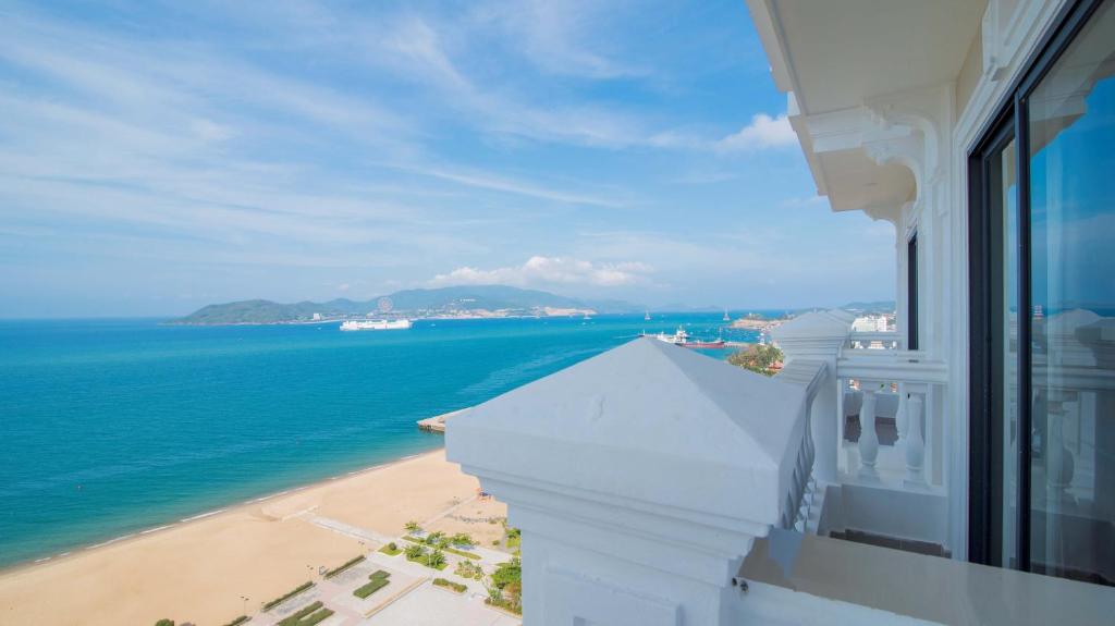 desde el balcón de un edificio con vistas a la playa en Imperial Nha Trang, en Nha Trang