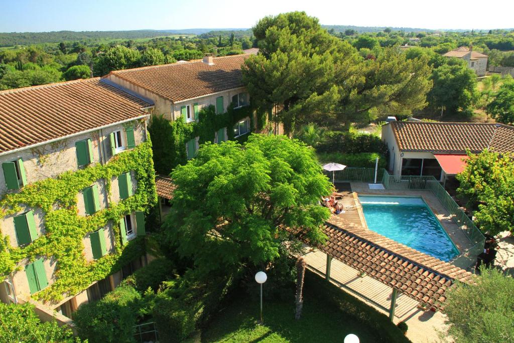 Басейн в Logis Hotel Restaurant Uzès Pont du Gard або поблизу