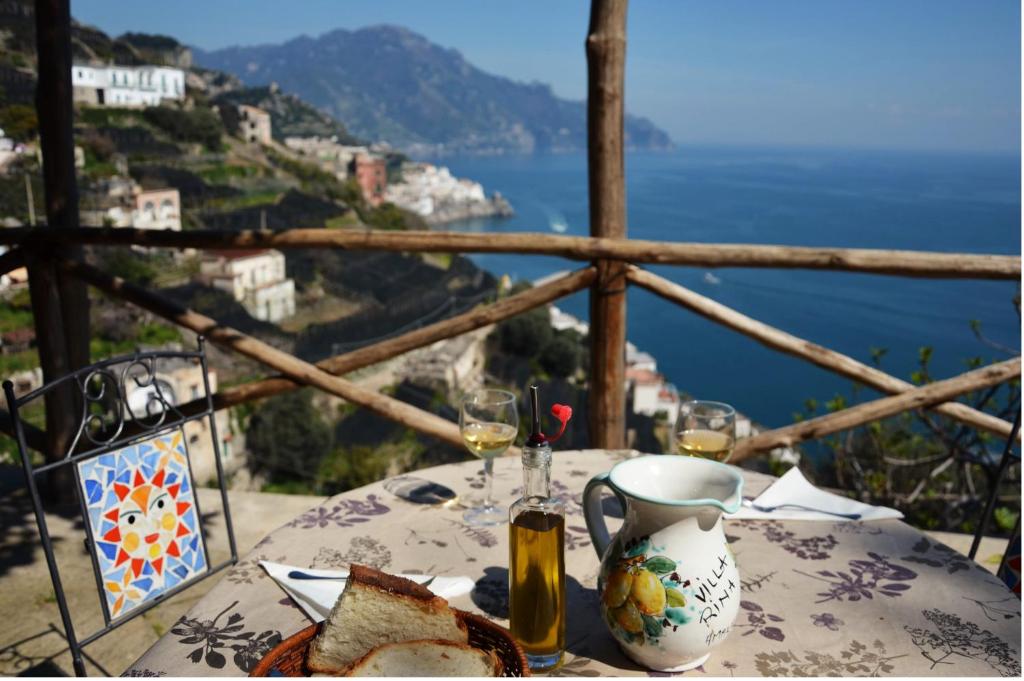 tavolo con bicchieri di vino e vista sull'oceano di Villa Rina ad Amalfi