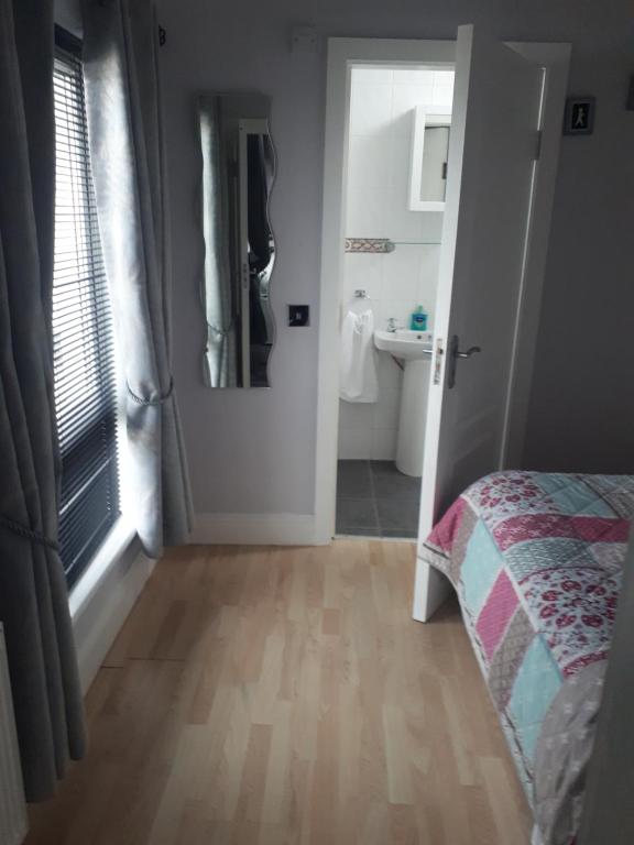 A bed or beds in a room at Ideal one bedroom appartment in Naas Oo Kildare