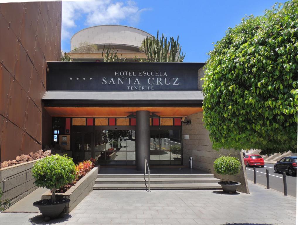 Hotel Escuela Santa Cruz في سانتا كروث دي تينيريفه: مبنى سانتا كروز مع علامة عليه