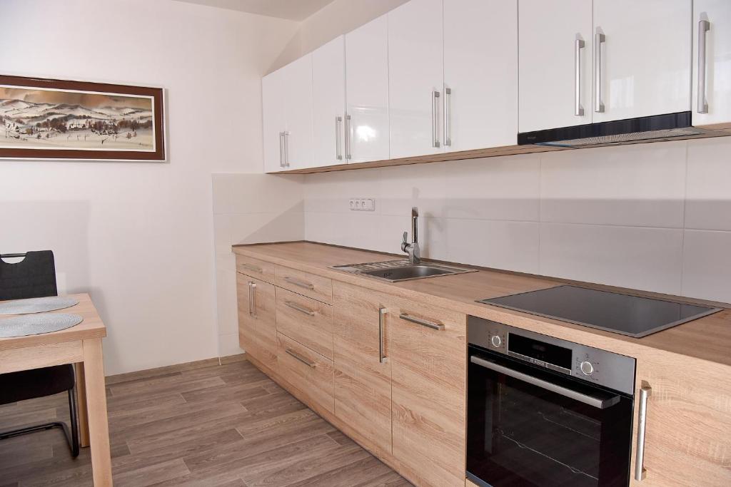 Кухня или кухненски бокс в Apartmán Lydie