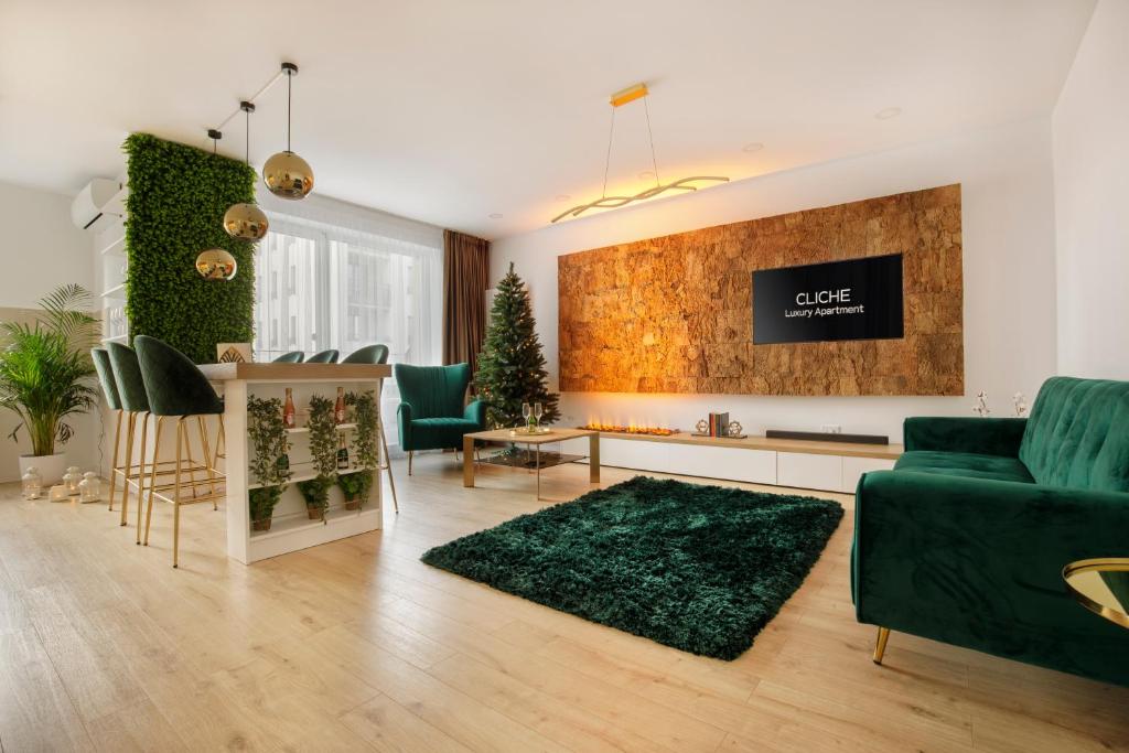 salon z zieloną kanapą i telewizorem w obiekcie Cliché Luxury Apartment w Braszowie