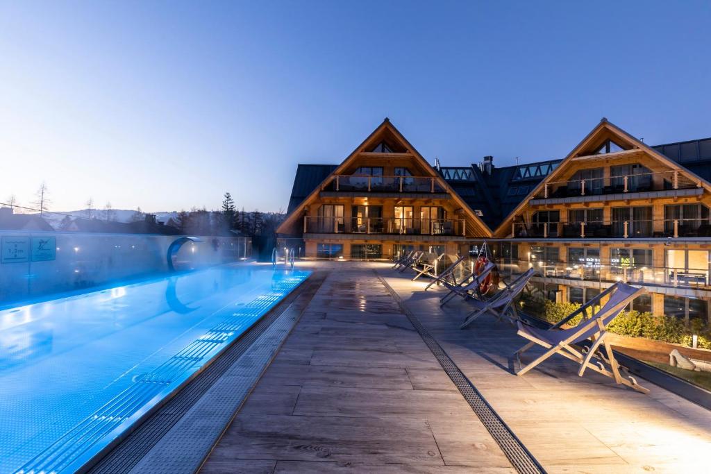 Bazén v ubytování APARTHOTEL ROYAL RESORT SPA Zakopane nebo v jeho okolí