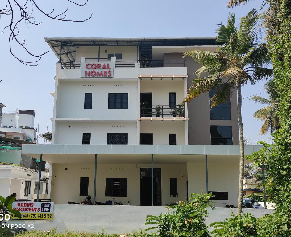 un edificio con un cartello che legge corallo home di Coral Homes a Cochin