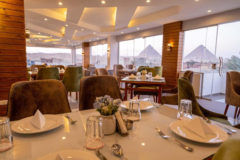 Ein Restaurant oder anderes Speiselokal in der Unterkunft Nine Pyramids View Hotel 