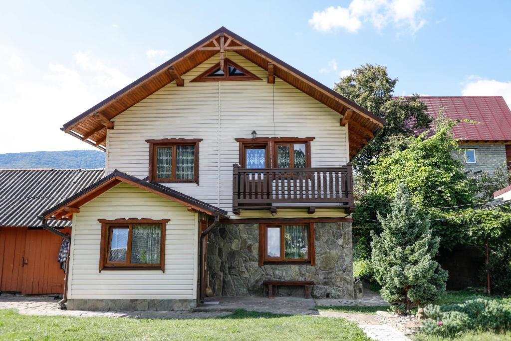 una casa con balcone sopra di Домашня Оселя a Jaremče