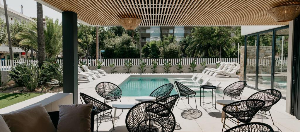 un patio avec des chaises et une piscine dans l'établissement Instants Boutique Hotel - Adults Only, à Cambrils