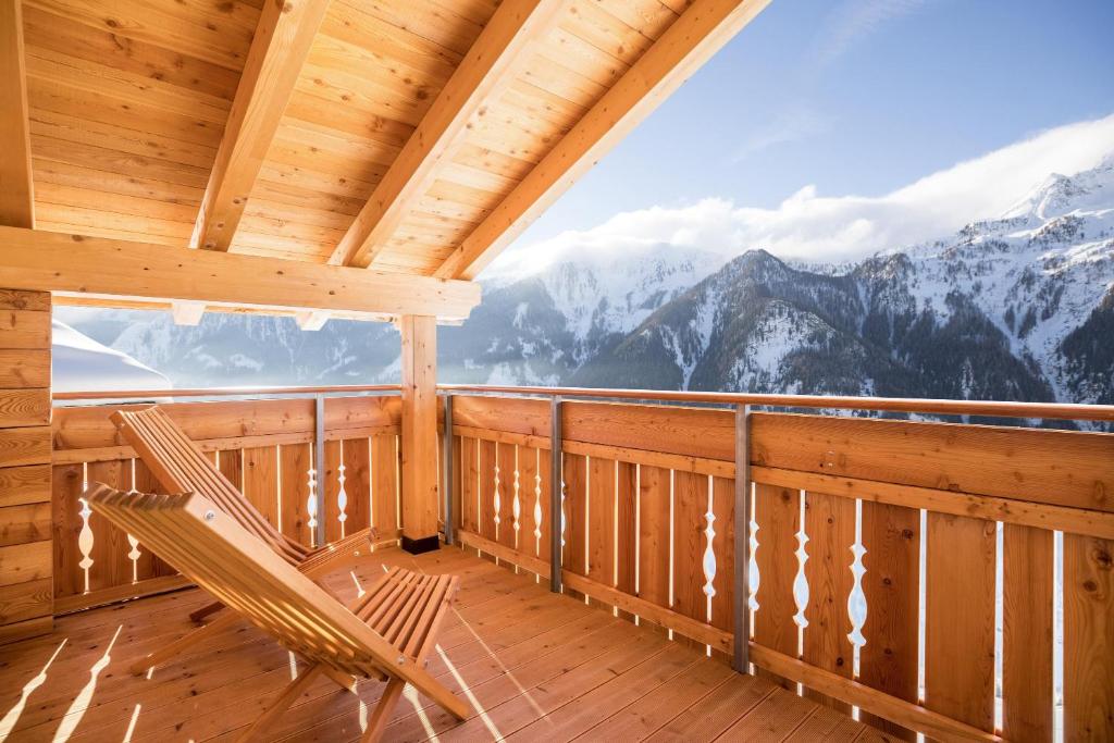 Camera dotata di balcone con vista sulle montagne. di Chalet Henne- Hochgruberhof a Selva dei Molini