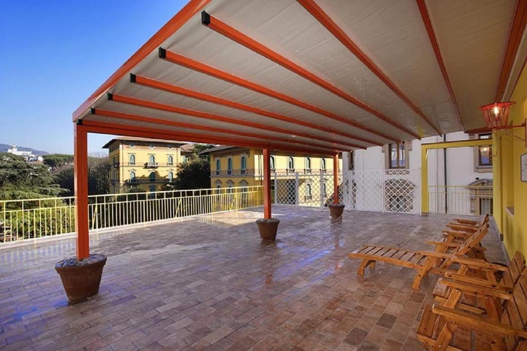 A balcony or terrace at Attico Incerpi, terrazza sui tetti di Montecatini Terme