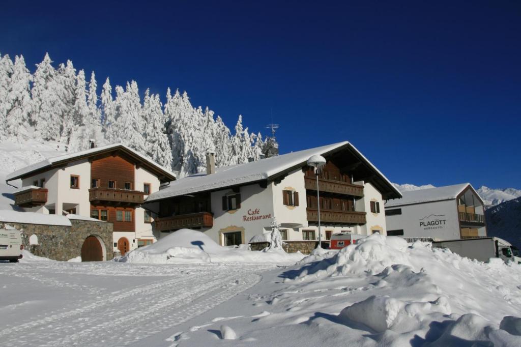 um edifício coberto de neve com uma pilha de neve em Berghotel Plagött em San Valentino alla Muta