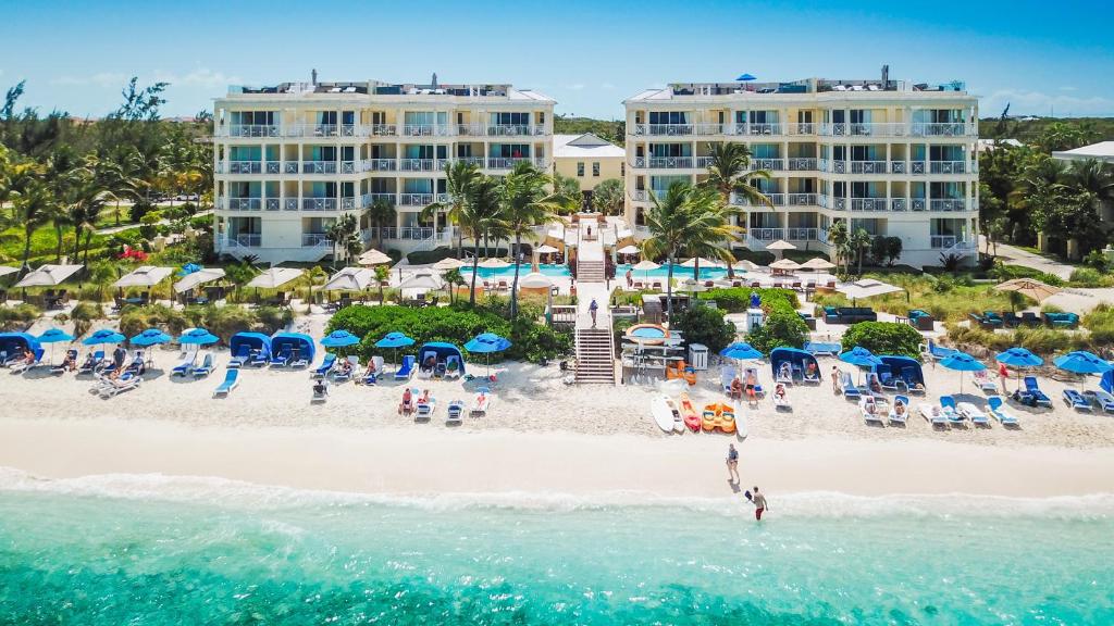 uma vista aérea da praia no resort em Windsong on the Reef em Grace Bay