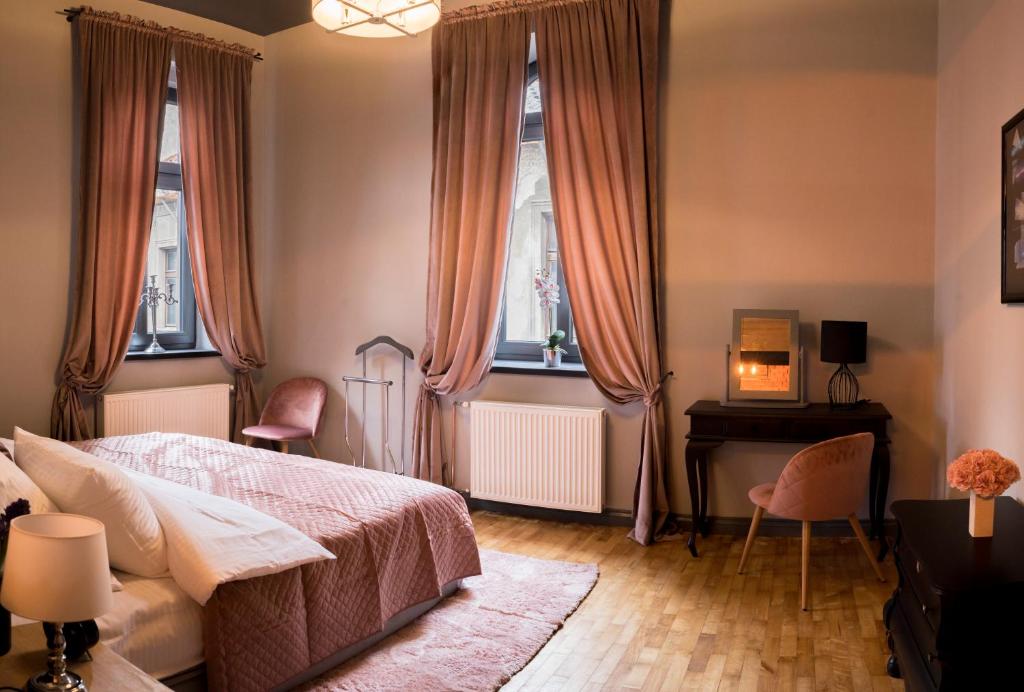 Kama o mga kama sa kuwarto sa Apartament Podcienie z tarasem Bielsko-Biała Old Town