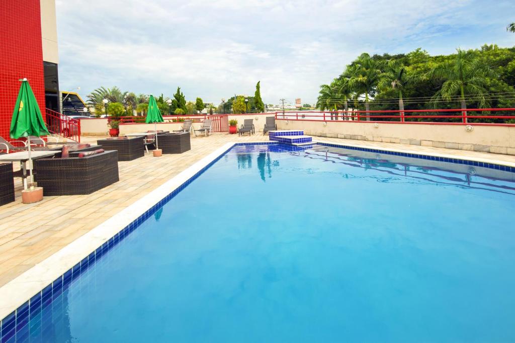 uma grande piscina no telhado de um hotel em Hotel Dan Inn Campinas Anhanguera - Melhor Localização e Custo Benefício em Campinas