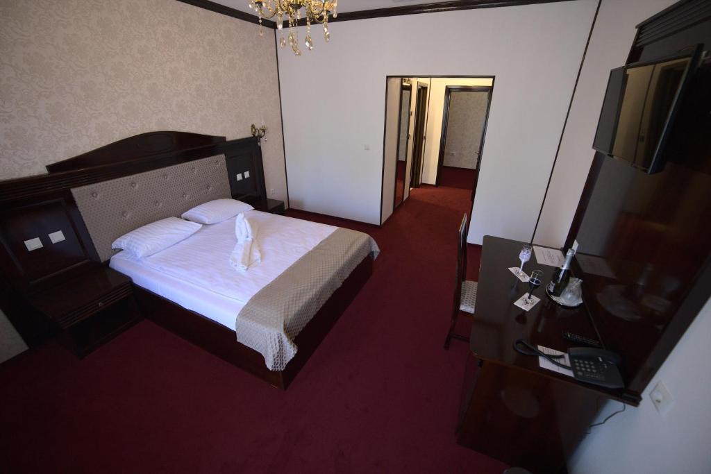 una camera d'albergo con letto e TV di Hotel Onix a Roman