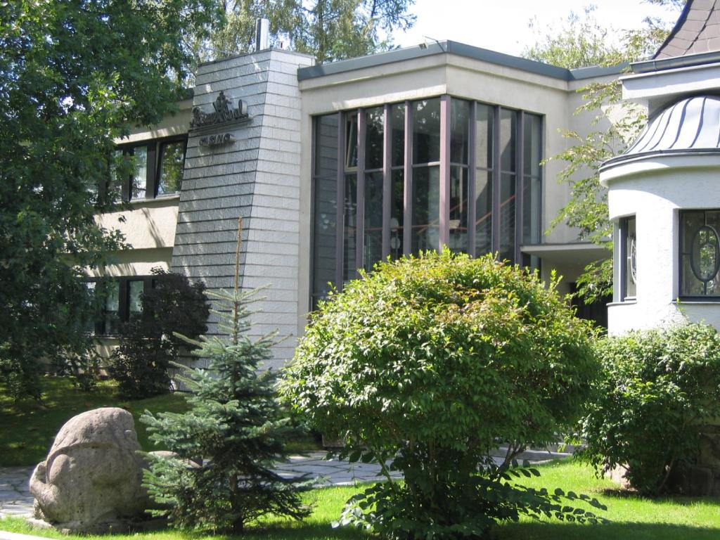 ein Haus mit einem großen Fenster im Hof in der Unterkunft Hotel & Restaurant Rosenthal Casino in Selb