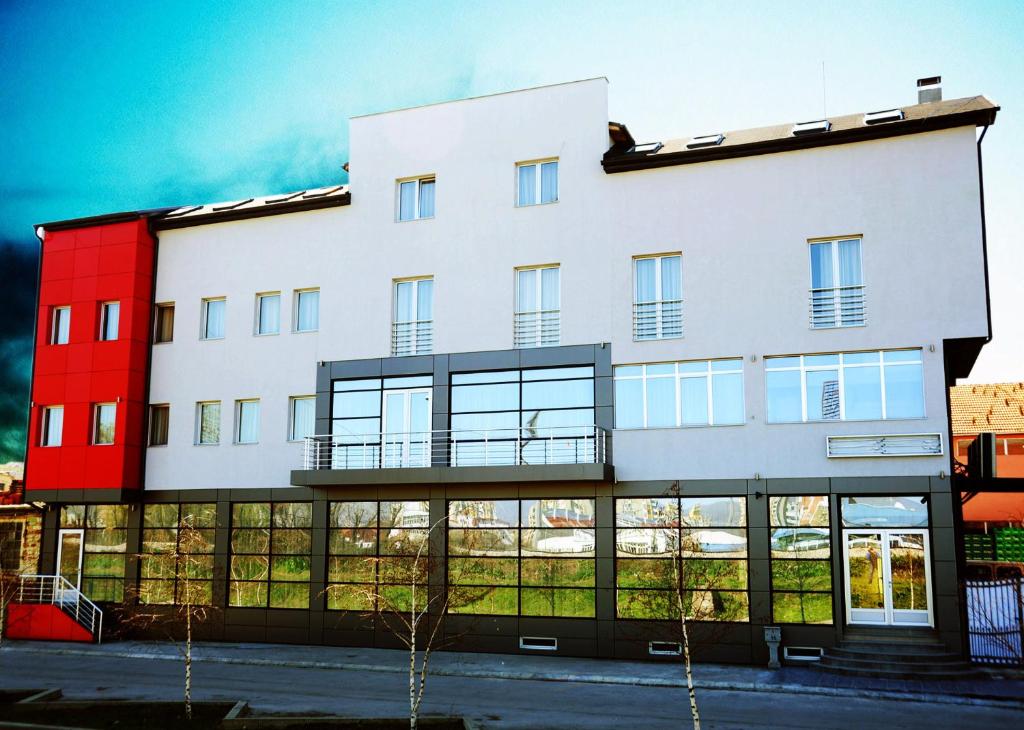 ein großes weißes Gebäude mit vielen Fenstern in der Unterkunft Garni Hotel Crystal Ice in Niš