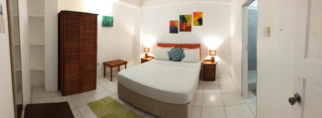 Cama ou camas em um quarto em Tropical Apartments Tobago