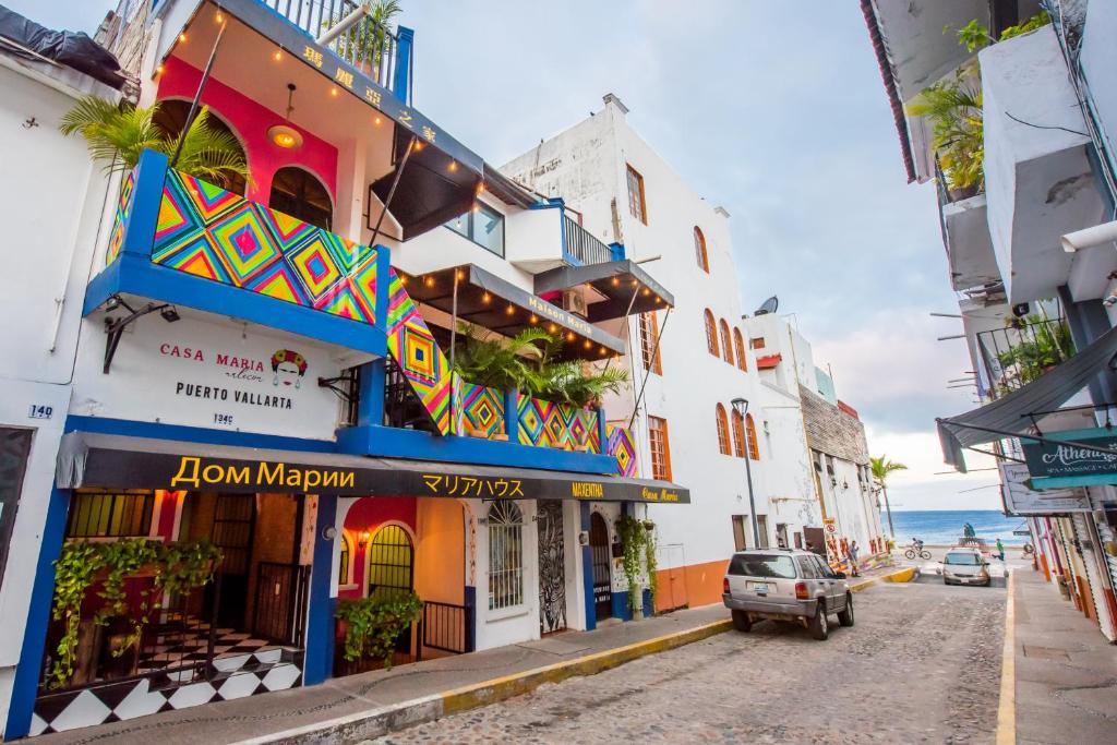 een straat in een stad met gebouwen bij CASA MARÍA MALECÓN in Puerto Vallarta