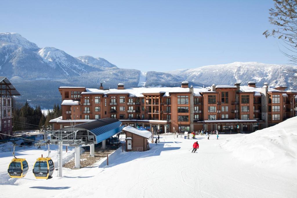 Sutton Place Hotel Revelstoke Mountain Resort v zime