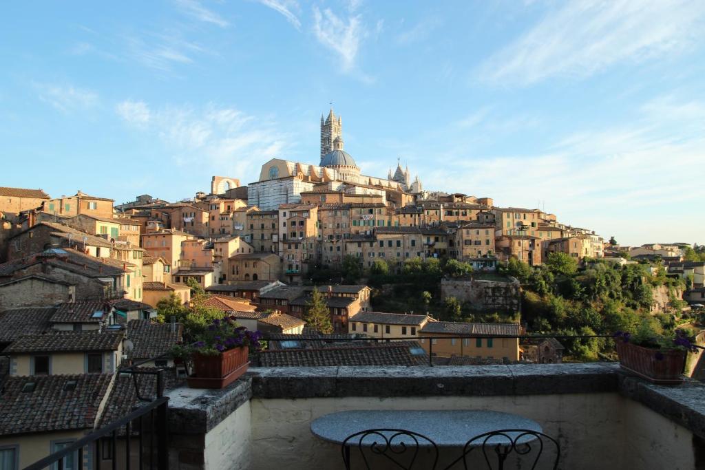 Pemandangan umum bagi Siena atau pemandangan bandar yang diambil dari hotel