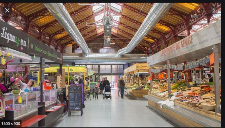 um mercado com pessoas andando por uma mercearia em belle lauch em Colmar