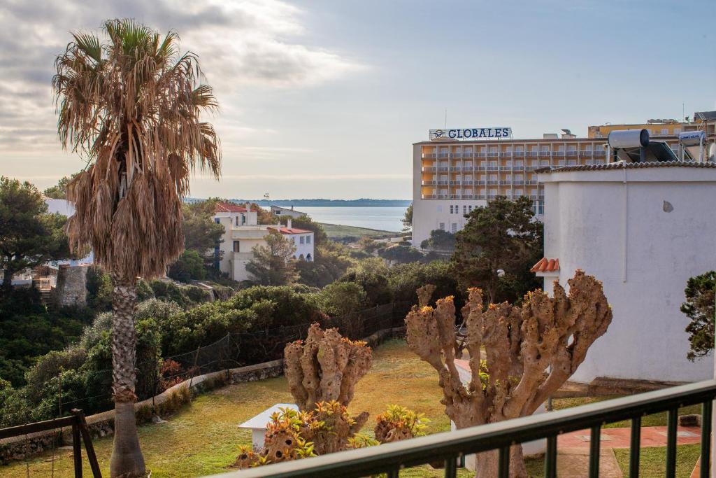 balkon z palmami i widokiem na miasto w obiekcie Apartamento Cala en Forcat 34 w mieście Cala en Blanes