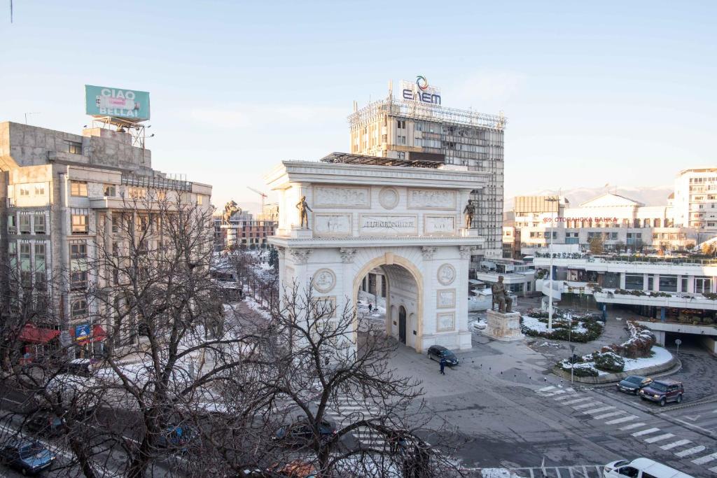 een gebouw in het midden van een stad met gebouwen bij Apartment Emilija in Skopje