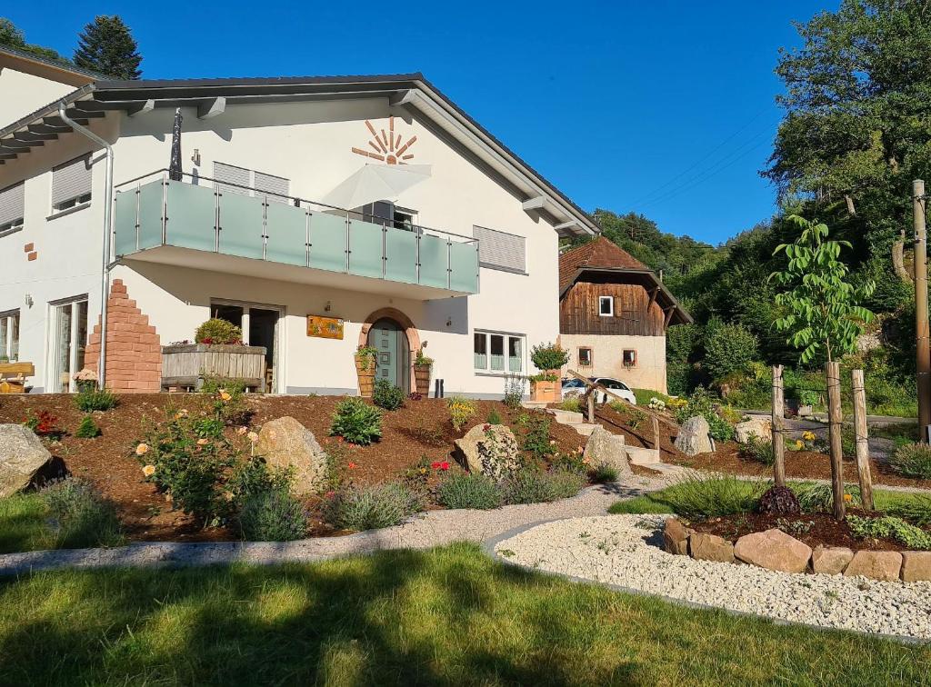 una casa con giardino di fronte di Ferienwohnungen Giedensbach a Oberkirch