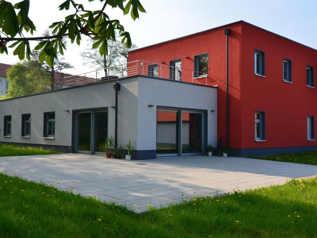 een rood-wit gebouw met een grote oprit bij Modern apartment Thuringia in Tabarz