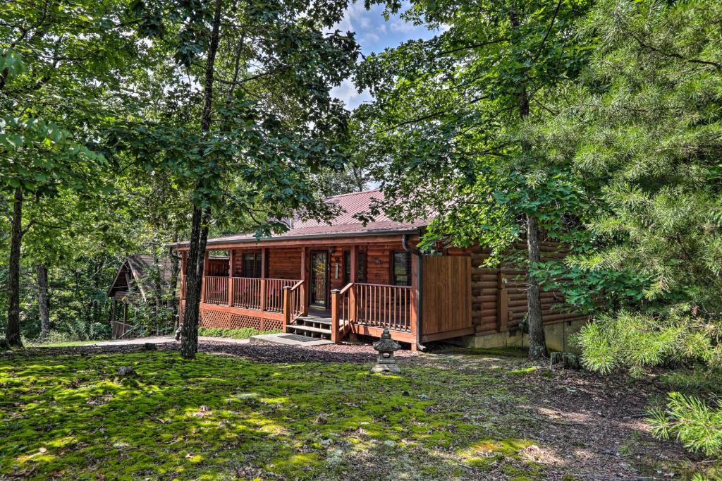 Dārzs pie naktsmītnes Cabin with Deck and Fireplace Less Than 3 Mi to Dollywood!