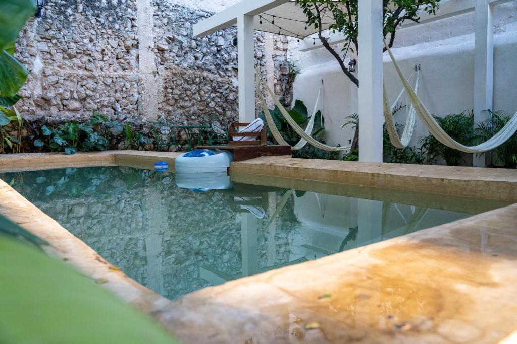 una piscina d'acqua con doccia e vasca di Hotel & Hostal Boutique Casa Garza a Mérida