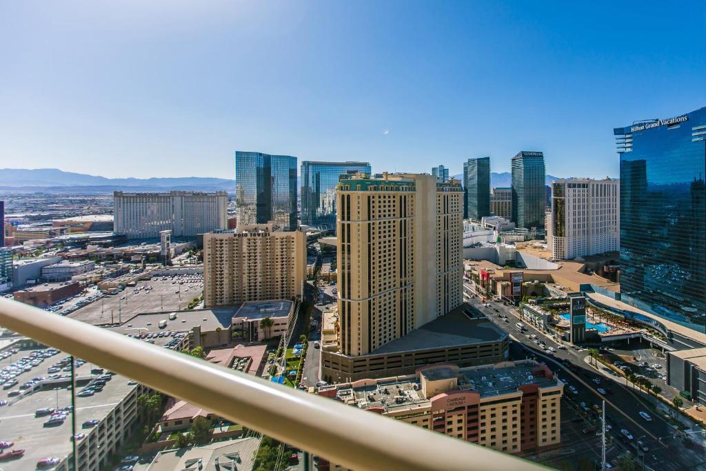 uma vista aérea de uma cidade com edifícios altos em The Signature MGM Condos em Las Vegas