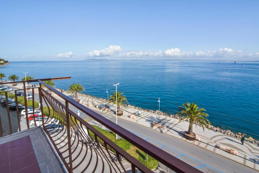 - Balcón con vistas al océano en Apartment with balcony in Porto Santo Stefano 89 m² sea view, en Porto Santo Stefano