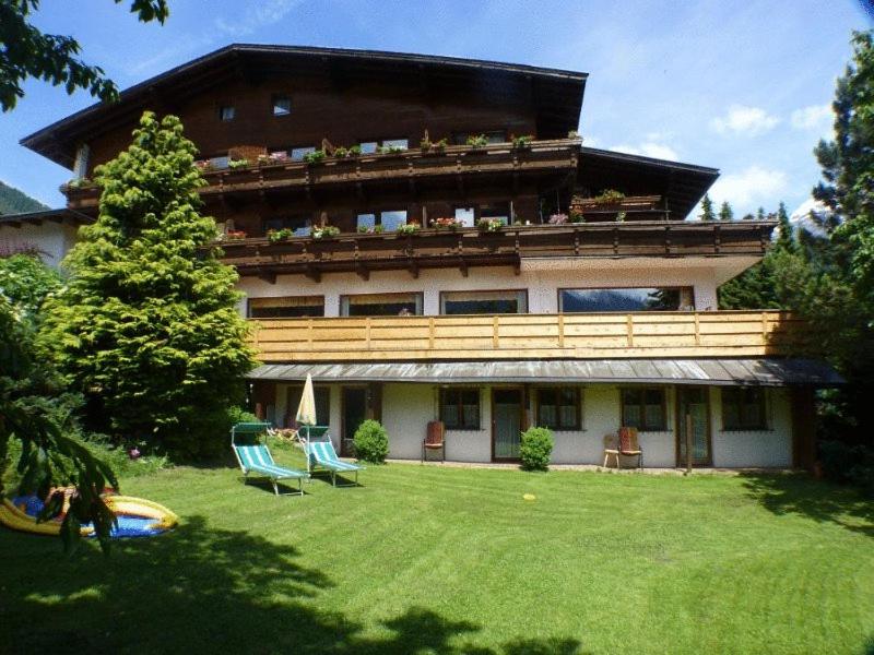 um grande edifício com um relvado em frente em Hotel Rogen em Neustift im Stubaital