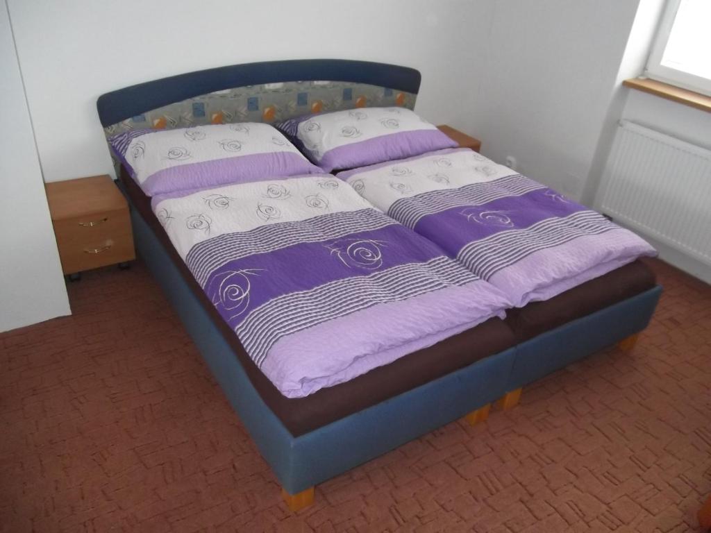 Una cama o camas en una habitación de Penzion Apartmány Zlín