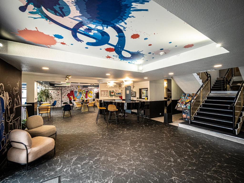 A seating area at Welcomotel Beauvais Aéroport