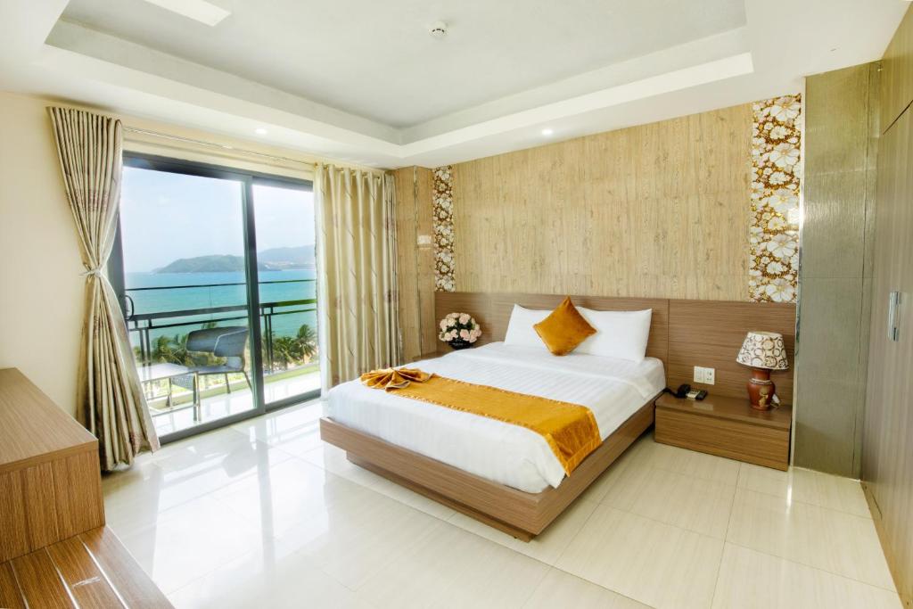 1 dormitorio con cama grande y ventana grande en Oliver Hotel, en Nha Trang