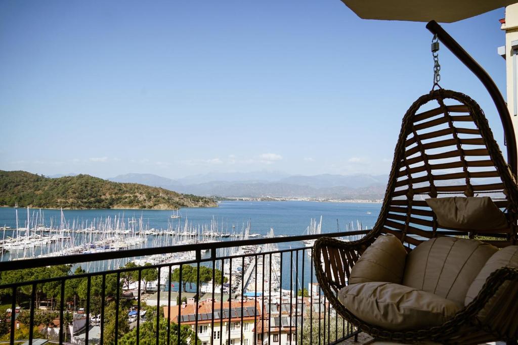 eine Hängematte auf einem Balkon mit Blick auf den Yachthafen in der Unterkunft El Camino Hostel & Pub in Fethiye