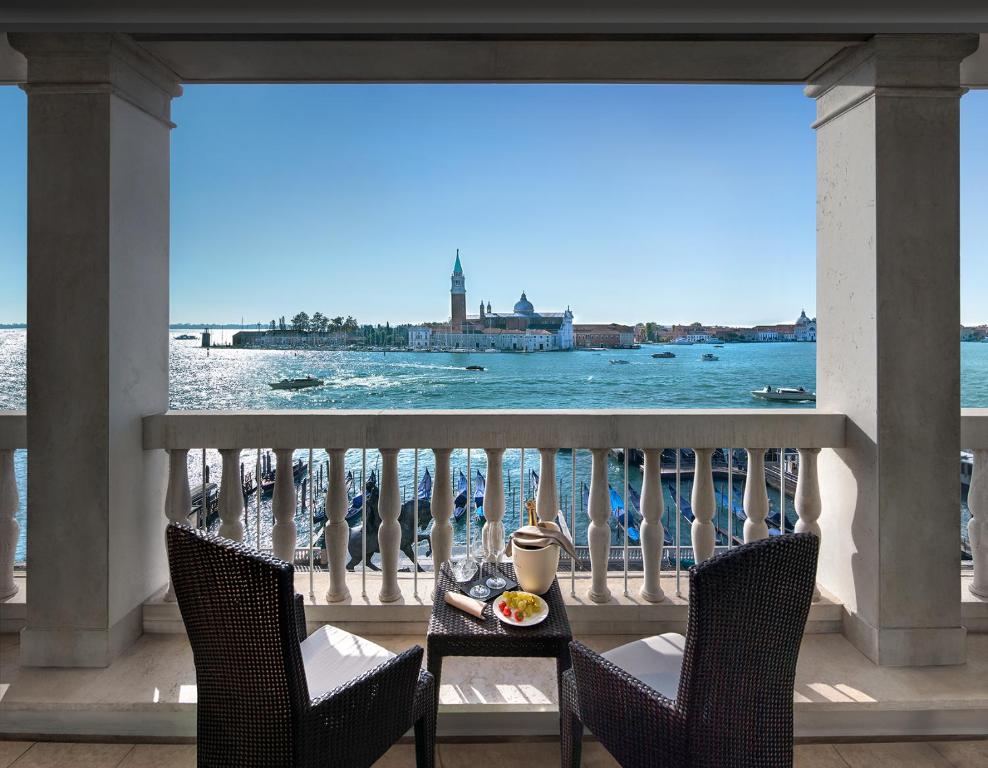 Uma varanda ou terraço em Londra Palace Venezia