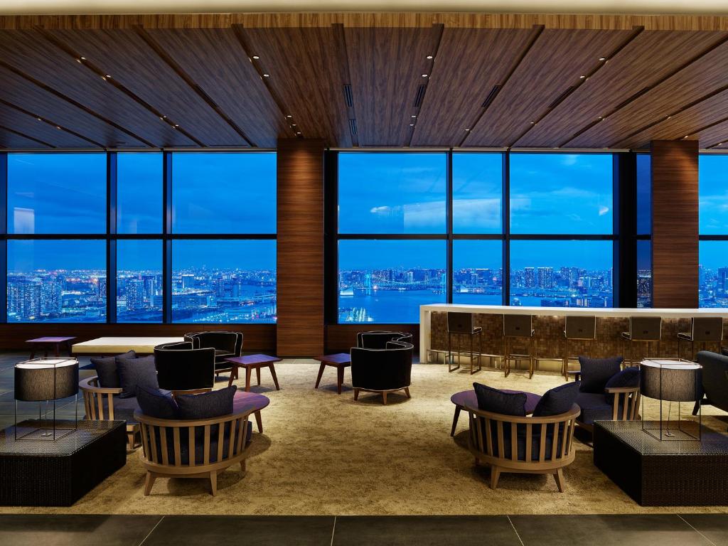 A seating area at Mitsui Garden Hotel Toyosu Premier - Tokyo